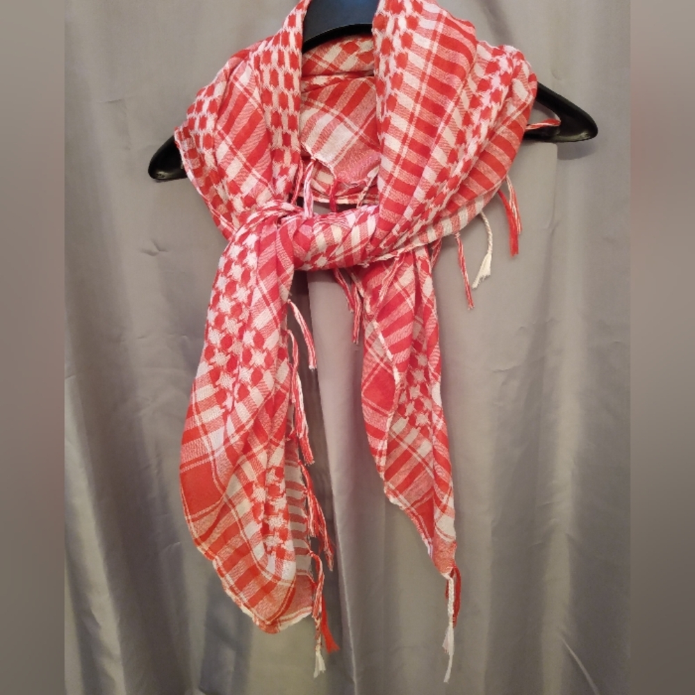 🆓🆓🆓FREE Red and White Fringed Scarf